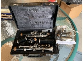 Bundy Clarinet With Extra Pieces