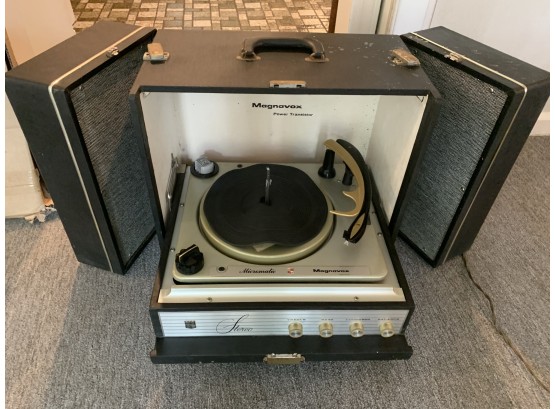 Vintage Magnavox Turntable And Speakers In Case