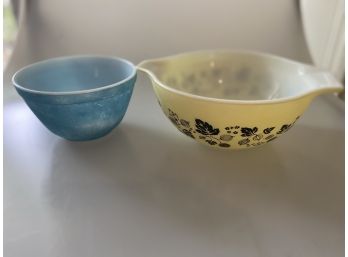 2 Vintage Pyrex Bowls