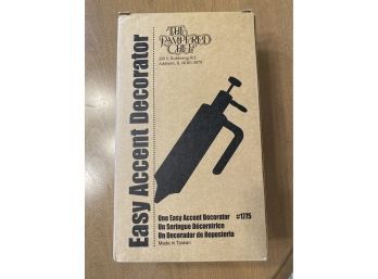 Pampered Chef NIB Easy Accent Decorator