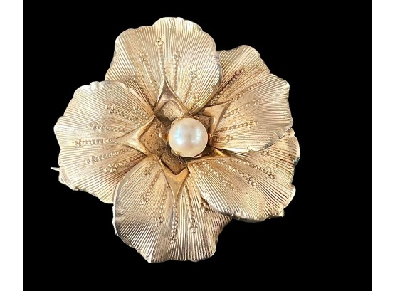 Vintage Gold Tone Etched Detailed Pearl Center Flower Brooch