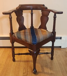 Stratton Furniture Mahogany Queen And Style Corner Chair