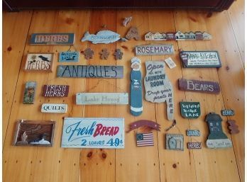 Lot Of 29 Decorative Signs In Wall Hangings