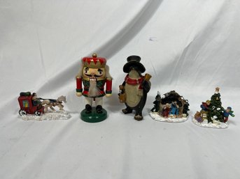 Group Of Five Vintage Small Christmas Decorative Pieces