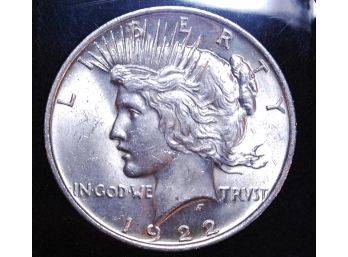 1922 Peace Dollar 90 Percent Silver Coin Lustrous Uncirculated / In Case  (LLspg6)