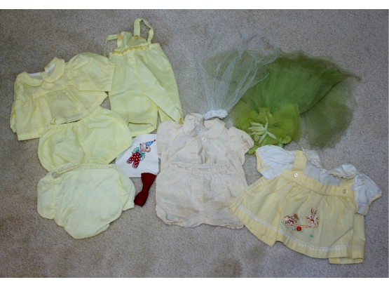 Miscellaneous - Two Veils, Two Bibs And A Few Outfits For Small Soft Body Dolls