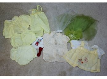 Miscellaneous - Two Veils, Two Bibs And A Few Outfits For Small Soft Body Dolls