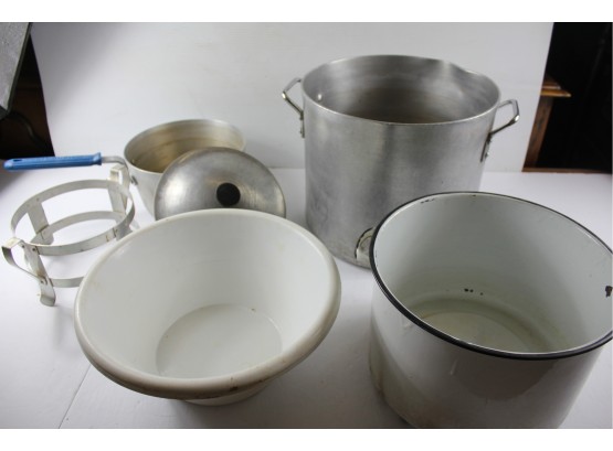 Misc Lot 12.25 Inch Large Pot, 9 In Pot, Lid Doesn't Match, Two Old Plastic Bowls, 1 Enamel Pan 11.5 In