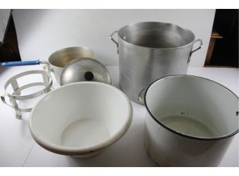 Misc Lot 12.25 Inch Large Pot, 9 In Pot, Lid Doesn't Match, Two Old Plastic Bowls, 1 Enamel Pan 11.5 In