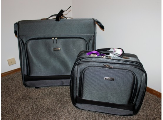 2 Piece Kenneth Cole Reaction Luggage With Wheels In Like New Condition - 22 X 24 Garment, 17 X 13