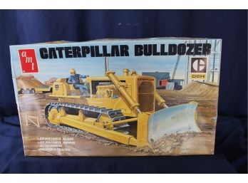 Ertl Cat Caterpillar 631E Wheel Tractor Scraper 1:50 Scale, AMT Caterpillar Bulldozer1:25 Scale - Unassembled