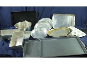 Miscellaneous Baking Lot - Cake Pans, Cookie Sheets, Loaf Pans, Muffin Tins