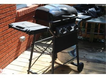 Expert Gas Grill With Propane Bottle- 1 Heat Deflector Missing- All Burners Good