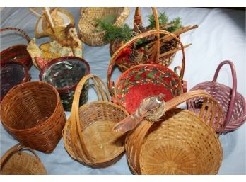Grouping Of Baskets Lot 2 - Some Christmas, Chicken Roll Basket, Etc