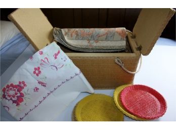 Very Nice Vintage Picnic Basket With 2 Luncheon Cloths