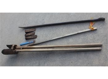 Post Hole Digger, Iron Pole, 3 Sm Iron Anvels In Bucket