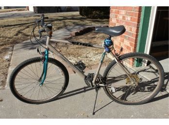 15 Speed Roadmaster Edge Bike- 1 Pedal Missing, Tires Are Flat