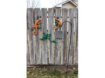 3 Metal Fence Decor - Two Lizards And A Frog 23 And 16 In-shepherd's Hook With A Solar Lantern