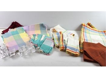 8 Plastic Napkin Holders With Miscellaneous Napkins And Placemats -some Staining