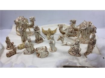 18 Piece Beautiful Ceramic Nativity With Gold Cloth And Snow In Tote With Lid
