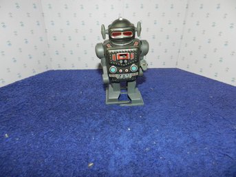 VINTAGE YONE 2121 MADE IN JAPAN TIN LITHO ROBOT TOY