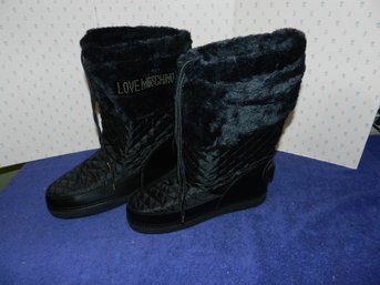 PAIR OF BLACK LOVE MOSCHIMO FUR TOPP BOOTS SIZE 10