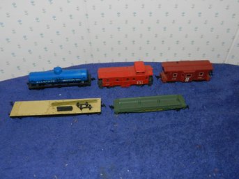 VINTAGE MODEL TRAIN COLLECTION OF FLAT CARS CABOOSES OIL CAR