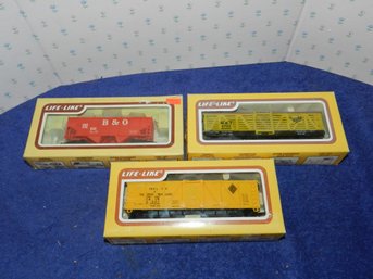LOT OF 3 HO SCALE LIFE LIKE TRAIN CARS IN BOXES