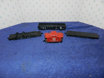 SET OF 4 VINTAGE HO SCALE TRAIN CARS AND CABOOSE