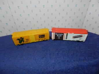 PAIR OF HO SCALE BOX CARS TOOTSIE ROLL & CORN FLAKES