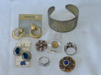 NICE COLLECTION OF VINTAGE COSTUME JEWELRY
