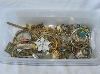 LARGE ASSORTMENT OF COSTUME JEWELRY A