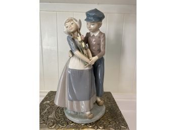 Lladro Dutch Couple With Tulips