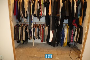 ENTIRE CLOSET - Full Of Men's And Women's Clothes - Hundreds Of Items
