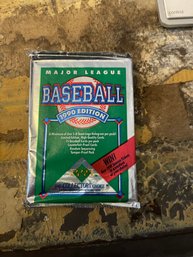 Major League Baseball 1990 Edition The Collector's Choice 3-d Team Logo Holgrams And Baseball Cards New Pack