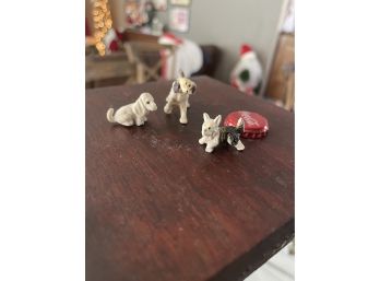 3 Plastic Or Bakelite Dog Figurine - Miniature Dogs - Puppies - Tiny - Figurines Lot - Doll House Miniatures