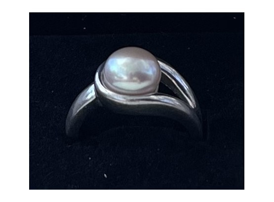 Pretty Sterling Silver And Pearl Ring Size 6