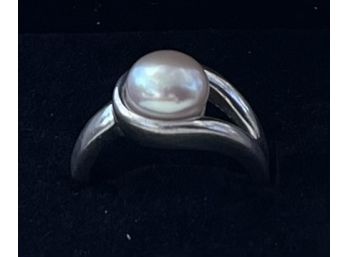 Pretty Sterling Silver And Pearl Ring Size 6