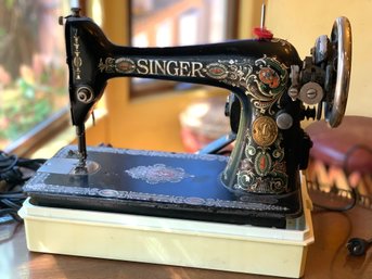 Vintage SINGER Sewing Machine - G9496987