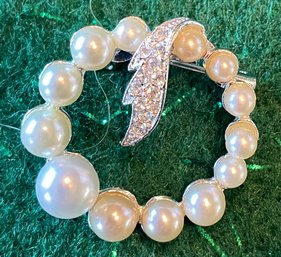 Very Pretty Pearl And Bling Silvertoned Brooch