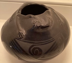 Superb Signed  Raynalda Q Di Lopez Frog Spirit /effigy Vessel In Black Graphite Pottery Bowl