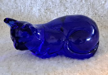 Mosser Glass Reclining Cat In Cobalt Blue Glass