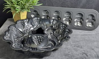 Nordic Ware Platinum Wreath Christmas Mold And Wilton Gingerbread Family Cookie Pan