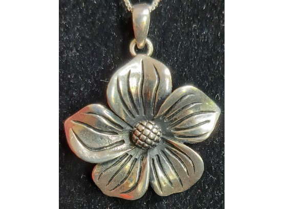Beautiful Sterling Flower Pendant And Chain