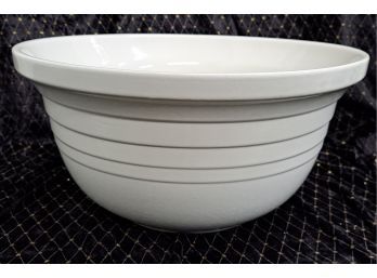 Vintage Eight Quart Mixing Bowl By Roseville