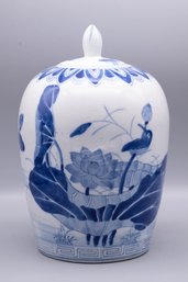 Vintage Chinese Blue And White Lided Urn