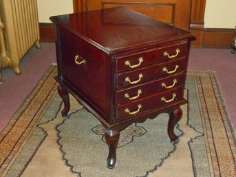 MAHOGANY VENEERED TV TABLE CABINET / SIDE TABLE - NICE CONDITION
