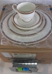 Noritake 20 Piece Dish Set (NIB) 4 Place Setting (20 Pieces)