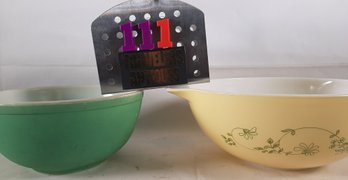 2 Vintage Pyrex Bowls
