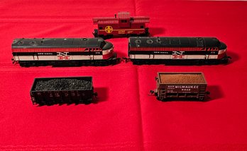 HO Scale New Haven 370 Diesel Engine Locomotives, Caboose And Ore Cars  #38